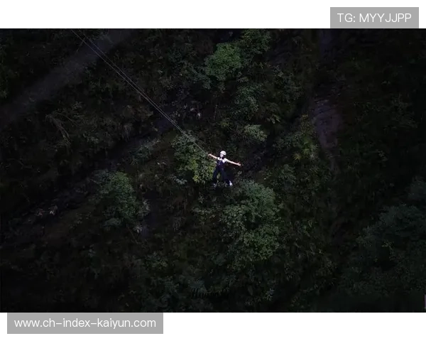 贵州猴耳天坑极限运动带动消费,年轻飞手团队为游客定制空中摄影 贵州猴耳天坑极限运动带动消费,年轻飞手团队为游客定制空中摄影